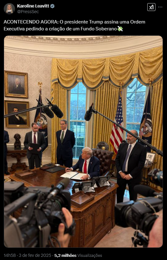 Karoline Leavitt, assessora do presidente, compartilhou no Twitter uma atualização importante: o presidente Donald Trump acaba de assinar uma Ordem Executiva que propõe a criação de um Fundo Soberano. A imagem que acompanha o tweet mostra Trump sentado à mesa em seu escritório oval, cercado por assessores e câmeras, enquanto a equipe se prepara para documentar o evento histórico. Os detalhes do fundo ainda são incertos, mas a assinatura é um passo significativo em direção a novas iniciativas econômicas.