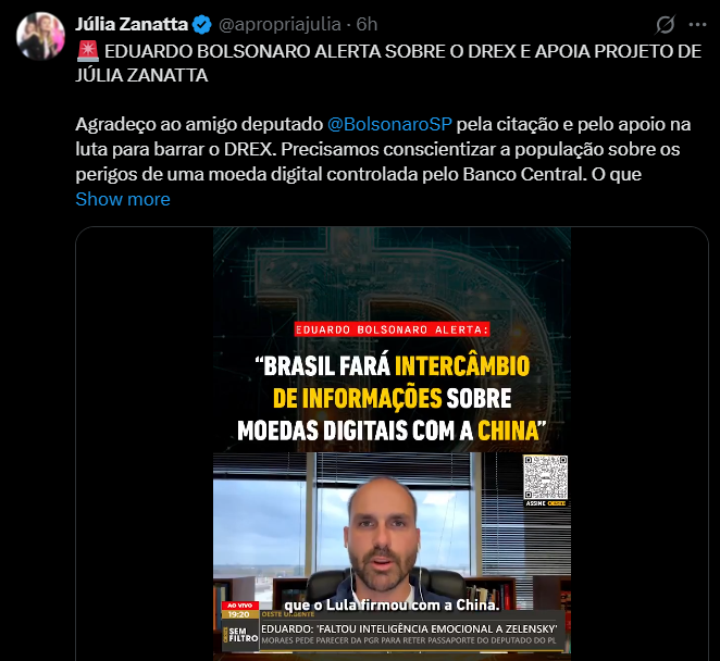 A imagem mostra um tweet da deputada Júlia Zanatta (@apropriajulia), no qual ela agradece ao deputado Eduardo Bolsonaro (@BolsonaroSP) pelo apoio na luta contra o DREX, a moeda digital proposta pelo Banco Central. No tweet, ela destaca a importância de conscientizar a população sobre os riscos de uma moeda digital controlada pelo governo, que poderia ameaçar a liberdade financeira dos cidadãos. Abaixo do texto principal, há uma mensagem de Eduardo Bolsonaro alertando sobre um possível intercâmbio de informações sobre moedas digitais entre o Brasil e a China, com críticas ao governo Lula. A imagem também contém trechos de uma conversa entre Eduardo e Juliana, com comentários críticos sobre o presidente ucraniano Zelensky e outras figuras políticas.
