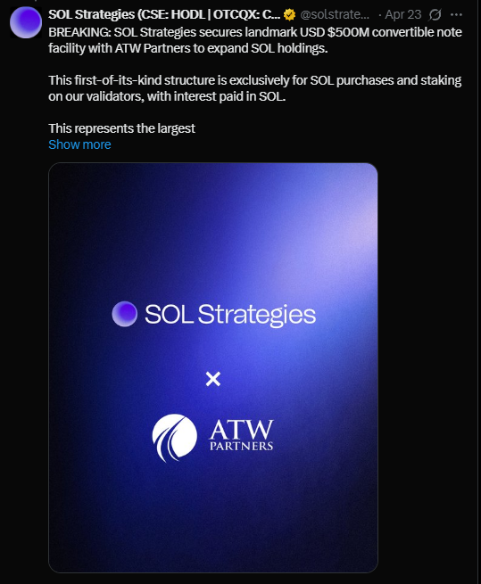 A imagem mostra um post do Twitter da SOL Strategies (@solstrate) publicado em 23 de abril. O texto principal diz: "BREAKING: SOL Strategies secura contrato histórico de US$ 500 milhões em notas conversíveis com a ATW Partners para expandir seus holdings de SOL". Abaixo, há uma mensagem complementar explicando que essa estrutura inédita será usada exclusivamente para comprar e fazer staking de SOL, com juros pagos na própria criptomoeda. No rodapé, aparece o nome "SOL Strategies" e uma marca de seleção ao lado de "ATM partners". O post termina com "Show more" (mostrar mais), indicando que há conteúdo adicional não visível na imagem.