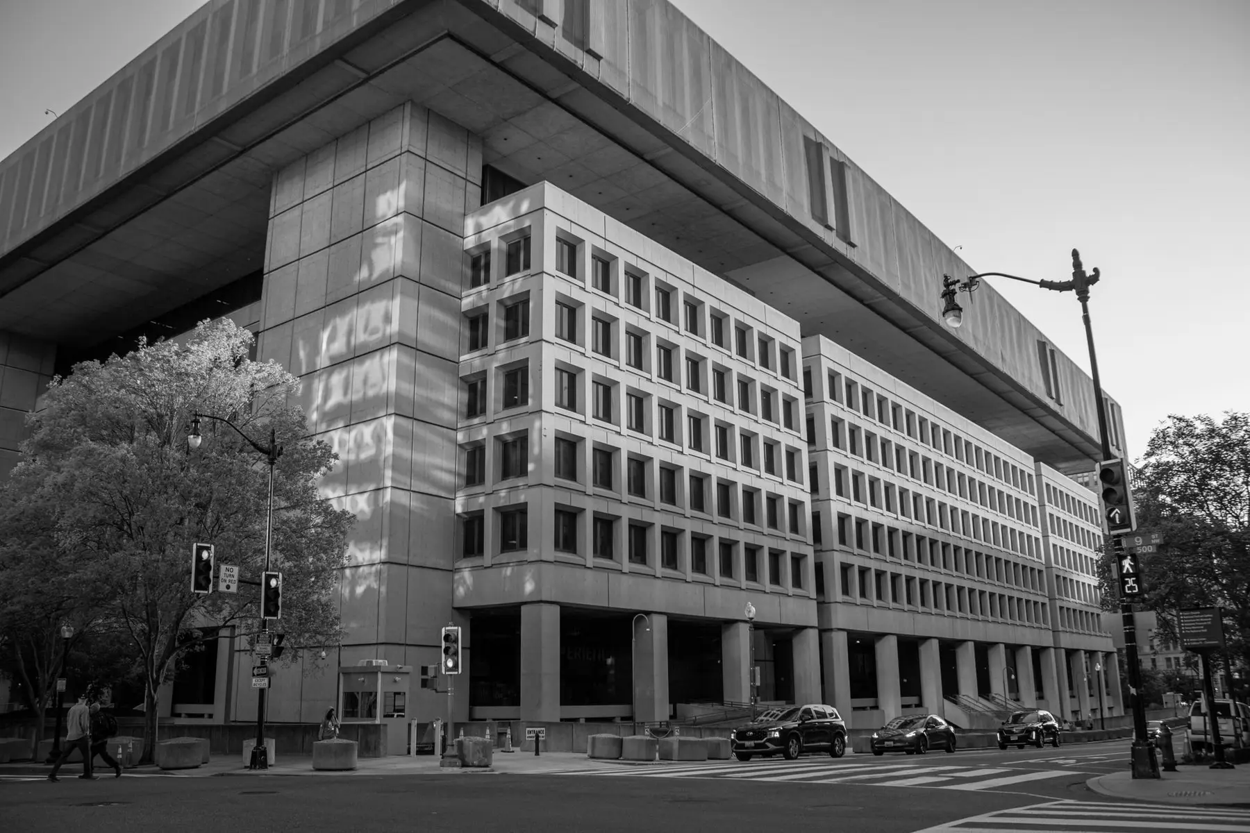 Black and white wide shot of the Eccles Building, the headquarters of the Federal Reserve in Washington, D.C.